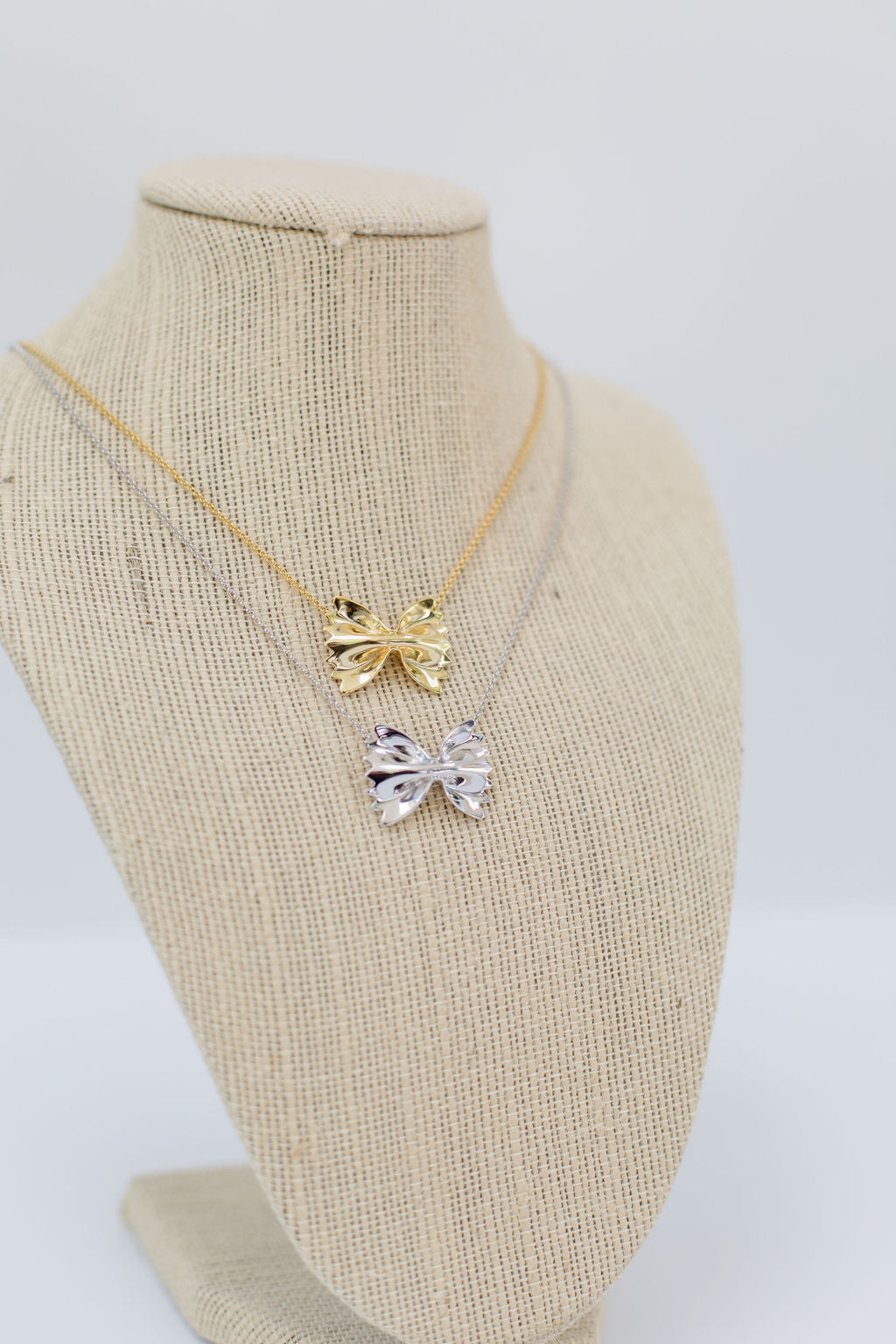 Farfale bow necklace