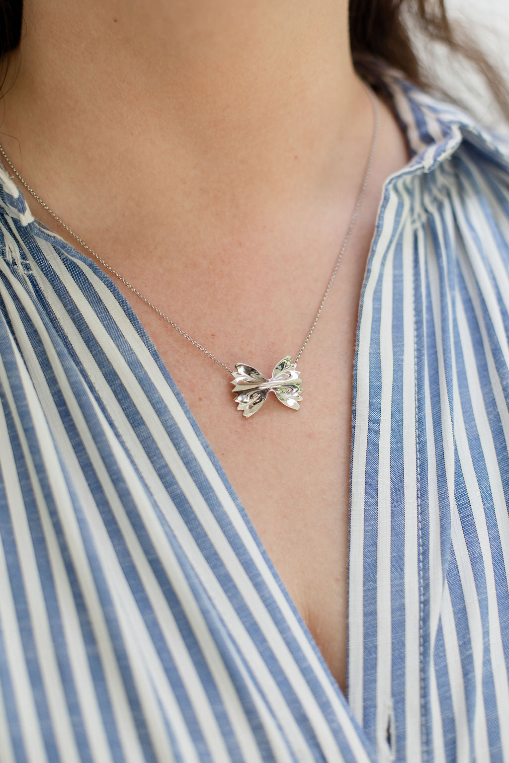 Farfale bow necklace